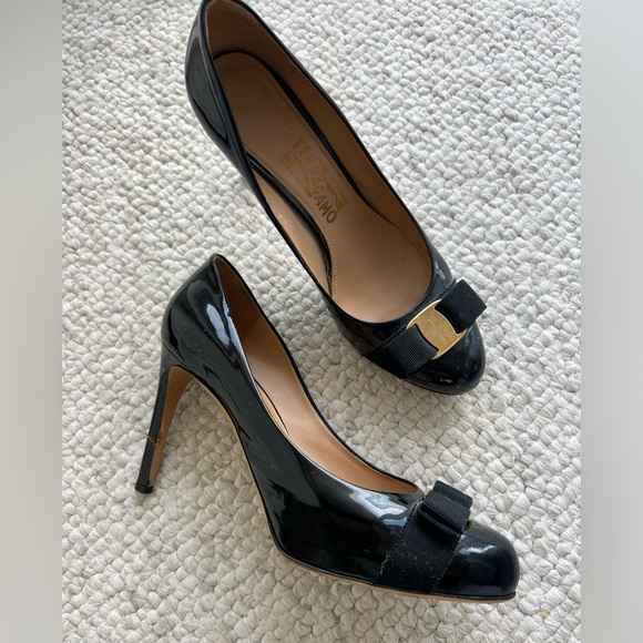 Salvatore Ferragamo Vara Bow Patent Pumps Sz 8.5 - Picture 4 of 12